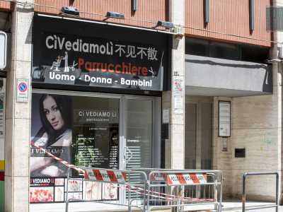 ...e uno dei tanti parrucchieri �dagli occhi a mandorla� presenti in citt�. Il primo di questi apr� in via Amendola nel 2012, dando il via a un serie di saloni che proponendo prezzi vantaggiosissimi hanno spopolato in tutta Bari